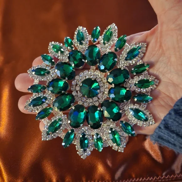 Elegant Large Faux Diamond And Emerald Green Crystal Garment Embelishments. - Picture 3 of 4